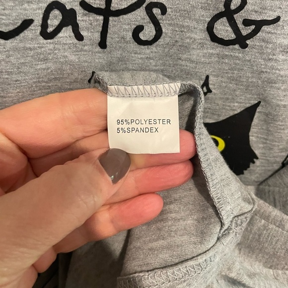 Gray V neck tee shirt. Cats & Books Novelty Size 1X - Picture 3 of 4
